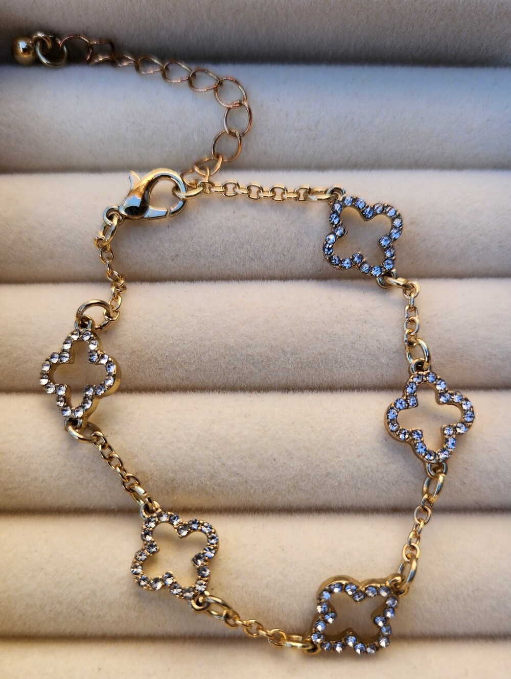✨ Gold-Tone Rhinestone Clover Charm Bracelet – NWOT - Picture 2 of 7